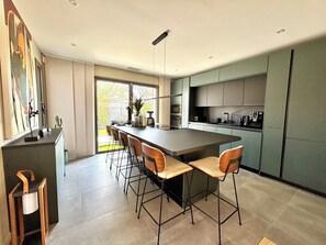 Private kitchen - Cosy air-conditioned villa with swimming pool (Gujan-Mestras)