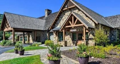 Your Home Away from Home--Spacious Escape in the Mountains