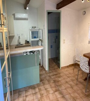 Microwave, oven, coffee/tea maker, toaster - Studio La Graine de Vie with shared pool (LE THORONET)