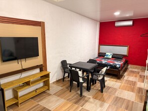 Habitación estándar | Caja fuerte, escritorio, espacio para trabajar con un portátil