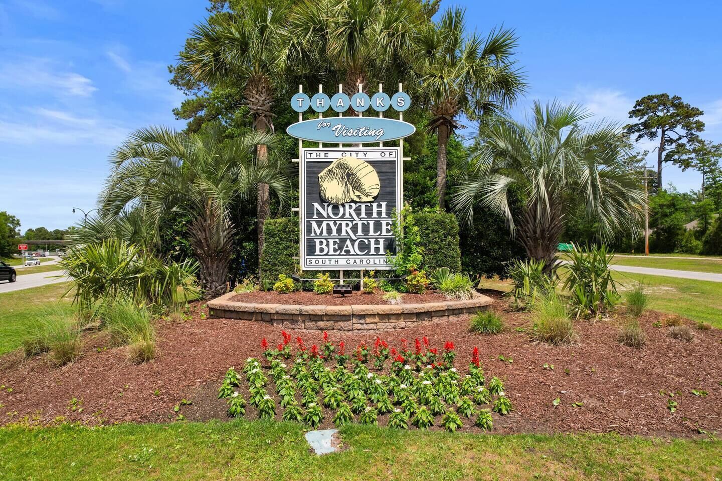 Schild für North Myrtle Beach in South Carolina mit Palmen im Hintergrund.