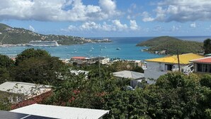Un pueblo costero con edificios, un puerto deportivo y barcos.