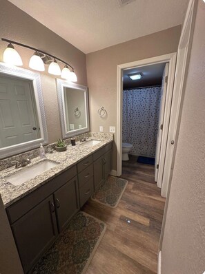 Bathroom - Cozy 2-bedroom condo in perfect Branson with AC (Branson)