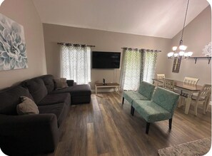 Living area - Cozy 2-bedroom condo in perfect Branson with AC (Branson)