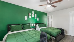 2 Schlafzimmer, Schreibtisch, Bügeleisen/Bügelbrett, Reisekinderbett