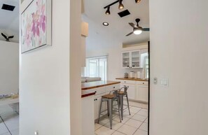 Interior - Perfect get away 3 mins away from the beach (Englewood)