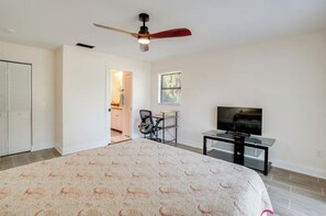 Room - Perfect get away 3 mins away from the beach (Englewood)