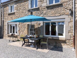 Terrace - La Maison de Léa by Interhome (Saint Coulomb)