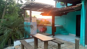 Outdoor dining - Cozy house with beautiful panoramic views in Ilhabela (Ilhabela)