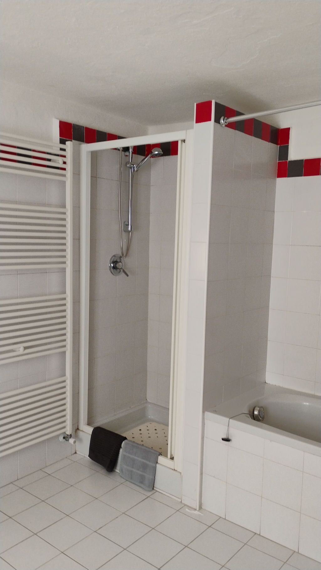Sèche-cheveux, bidet, serviettes fournies, savon