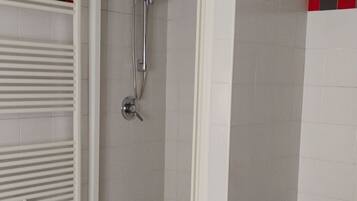 SĂšche-cheveux, bidet, serviettes fournies, savon