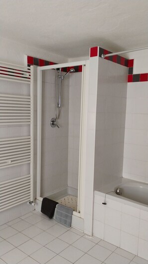 Sèche-cheveux, bidet, serviettes fournies, savon