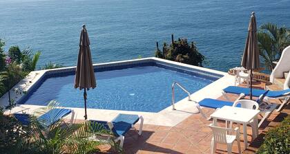Beautiful condo #16 with 2 pools on the waterfront