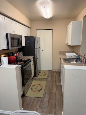 Private kitchen - Enjoyable 3-bedroom apartment in charming Mukilteo with fitness room (Mukilteo)