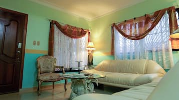 House, 3 Bedrooms, Smoking, Patio | Living room