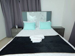 House, 3 Bedrooms, Smoking, Patio - Large House With AC Wifi Parking Ideal for Families (San Juan de la Maguana)