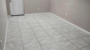 A hallway with a tiled floor, a white door, and recessed ceiling lights. - Spacious 4-bedroom house with AC in brilliant Annapolis (Annapolis)