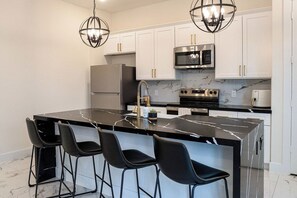Private kitchen - HTX Modern 2BR Home with Marble, Fireplace, Soaking Tub, Work Friendly (Houston)