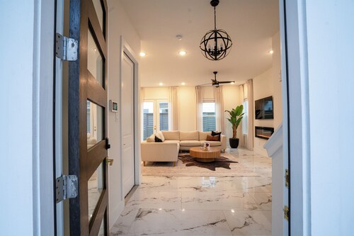 HTX Modern 2BR Home with Marble, Fireplace, Soaking Tub, Work Friendly
