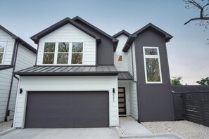 Exterior - HTX Modern 2BR Home with Marble, Fireplace, Soaking Tub, Work Friendly (Houston)