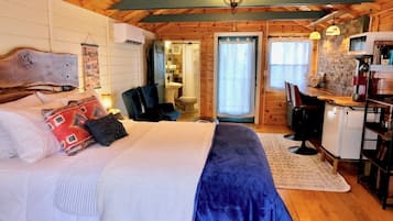 Travel crib, free WiFi, bed sheets
