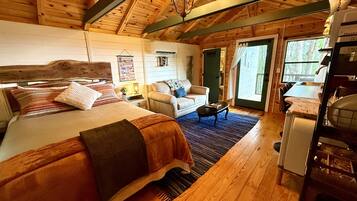 Travel crib, free WiFi, bed sheets