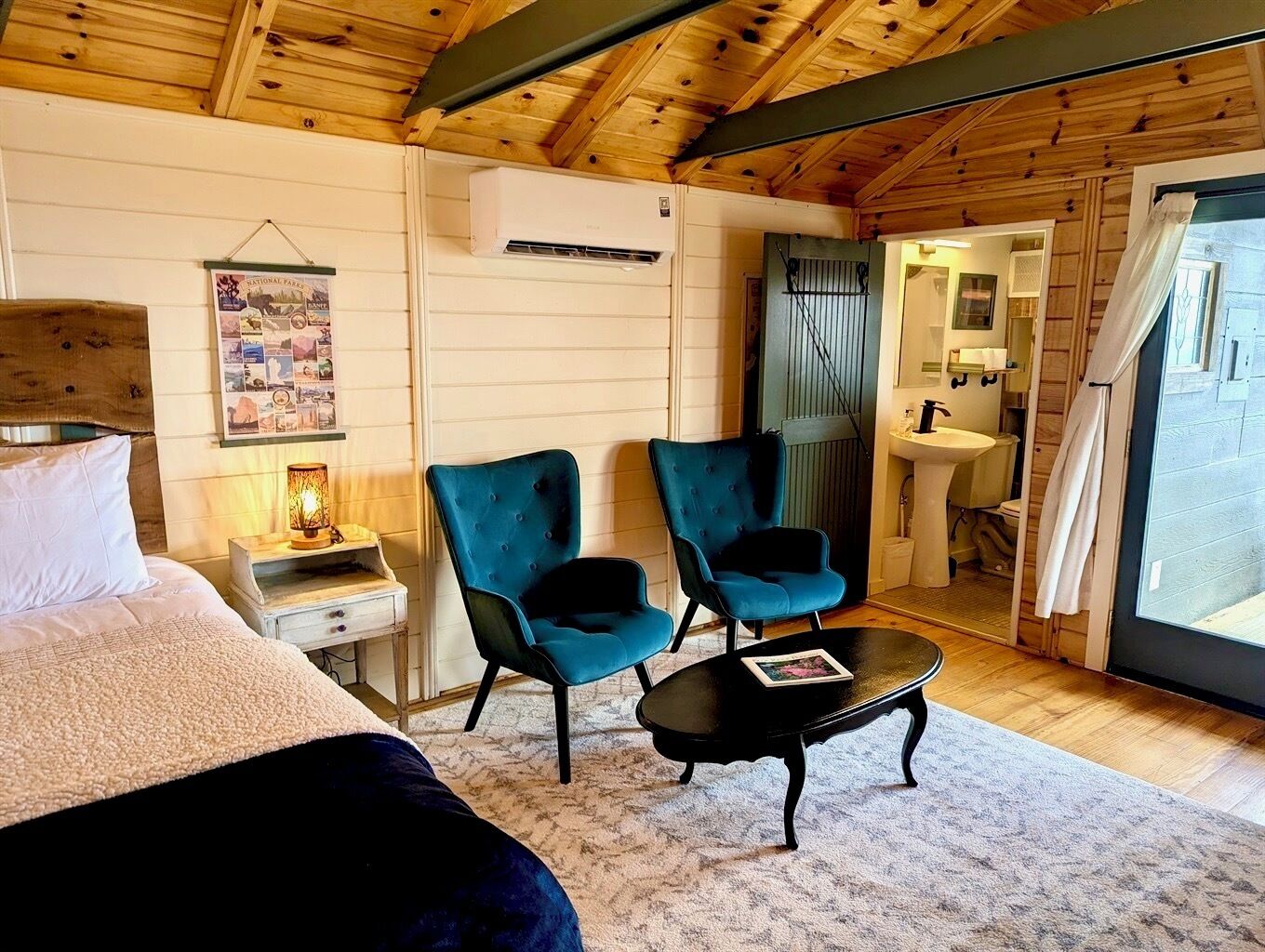 Cuna de viaje, wifi gratis y ropa de cama 