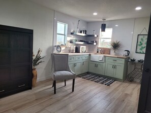 Interior - Cozy studio casita in lovely Burton / Round Top with AC, kitchen and laundry (Burton)