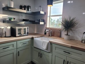 Private kitchen - Cozy studio casita in lovely Burton / Round Top with AC, kitchen and laundry (Burton)