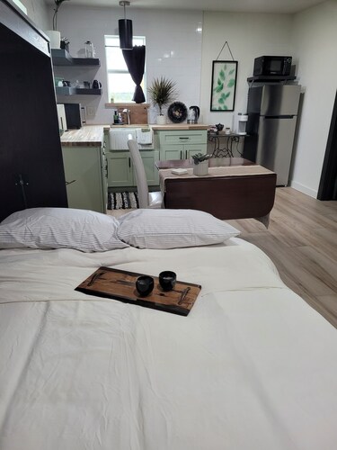 Cozy studio casita in lovely Burton / Round Top with AC, kitchen and laundry