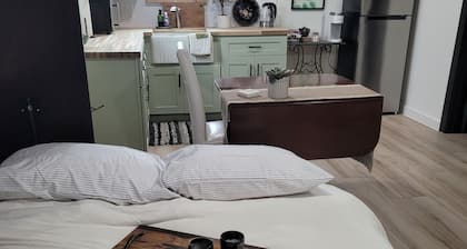 Cozy studio casita in lovely Burton / Round Top with AC, kitchen and laundry