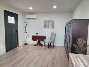 Interior - Cozy studio casita in lovely Burton / Round Top with AC, kitchen and laundry (Burton)