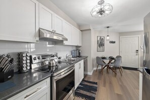 Fridge, microwave, oven, stovetop - Creekside Trails - Your Luxury Retreat (Langley Township)
