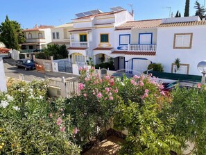Exterior - Exclusive 4 bedroom+ 3 bath Quelfes villa with panoramic ocean & mountain views. (Quelfes)