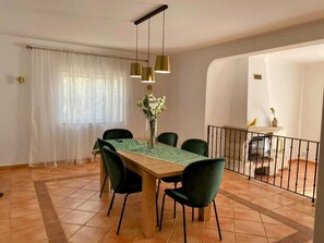 Dining - Exclusive 4 bedroom+ 3 bath Quelfes villa with panoramic ocean & mountain views. (Quelfes)