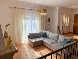 Living area - Exclusive 4 bedroom+ 3 bath Quelfes villa with panoramic ocean & mountain views. (Quelfes)