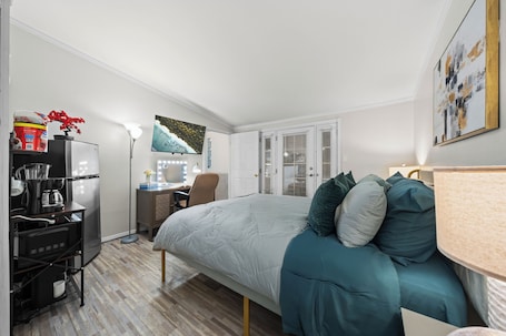 1 bedroom, desk, iron/ironing board, free WiFi. Private Studio w King Bed, Bathroom, 1 Parking