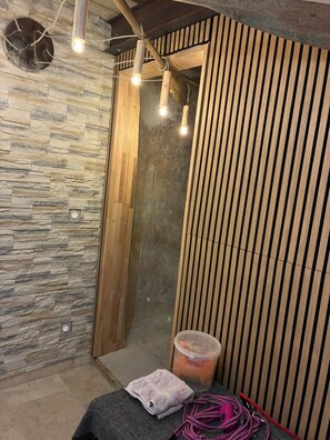 Bathroom - AUTHENTIC WINEGROWER'S HOUSE 10 MIN FROM THE BEACHES (FLEURY)