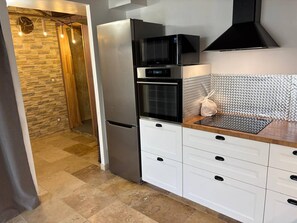 Fridge, oven, dishwasher, cookware/dishes/utensils - AUTHENTIC WINEGROWER'S HOUSE 10 MIN FROM THE BEACHES (FLEURY)
