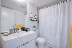 Bathroom - Cozy 1-bedroom in brilliant Toronto with AC (Toronto)