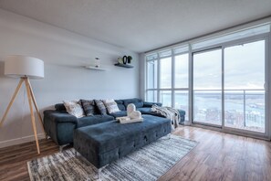 Living area - Cozy 1-bedroom in brilliant Toronto with AC (Toronto)