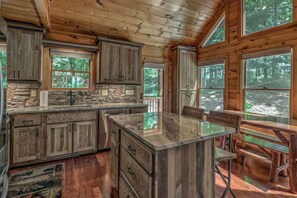 Fridge, microwave, oven, stovetop - Luxury Mountain House|HotTub|Decks|Shuffleboard (Mineral Bluff)