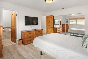 3 bedrooms, desk, iron/ironing board, travel cot - 8 Min Walk to Beach • 3BR Lush Encinitas Retreat with Spa (Encinitas)