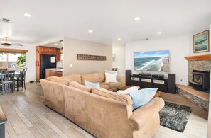 Living area - 8 Min Walk to Beach • 3BR Lush Encinitas Retreat with Spa (Encinitas)