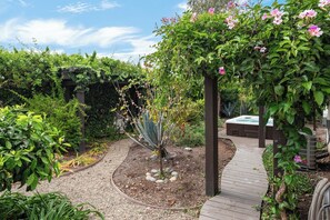 Property grounds - 8 Min Walk to Beach • 3BR Lush Encinitas Retreat with Spa (Encinitas)