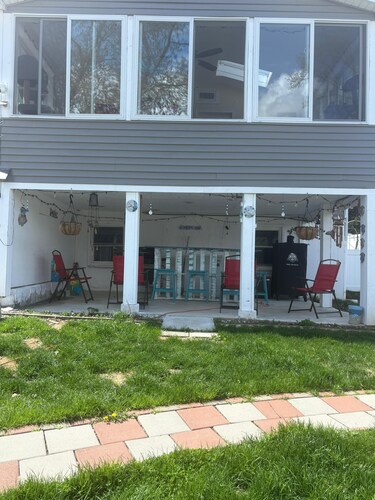 Brand New Lakeview Suite: Hot Tub & 4 Parking Spots
