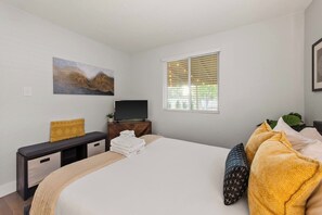 2 bedrooms, desk, iron/ironing board, travel cot - Private Upper Unit Home, Pet Friendly, Min to DT (Arvada)