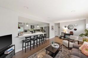 Smart TV, books - Private Upper Unit Home, Pet Friendly, Min to DT (Arvada)