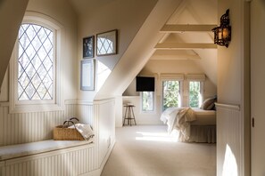 5 bedrooms, iron/ironing board, Internet, bed sheets - English Country Family Home North of Montana, 12 blocks to beach in Santa Monica (Santa Monica)