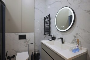 Shower, hair dryer, towels, soap - Nest One sky premium apartment in Tashkent city (Tashkent)